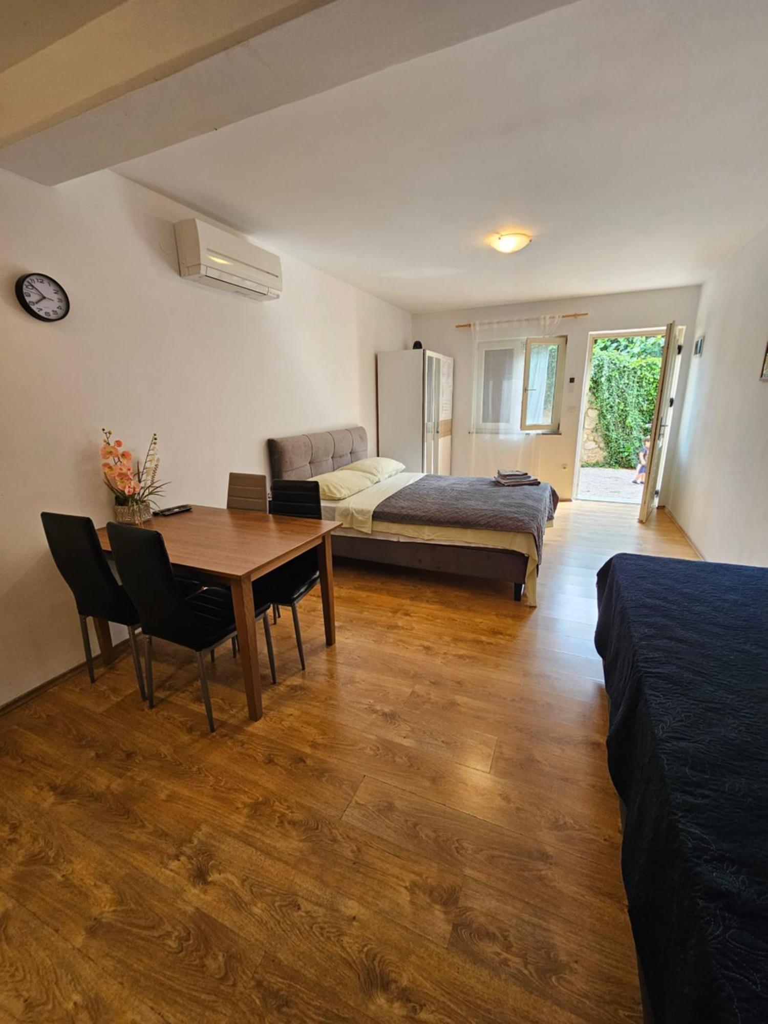 Apartmani Barbara เบรอเซส ภายนอก รูปภาพ
