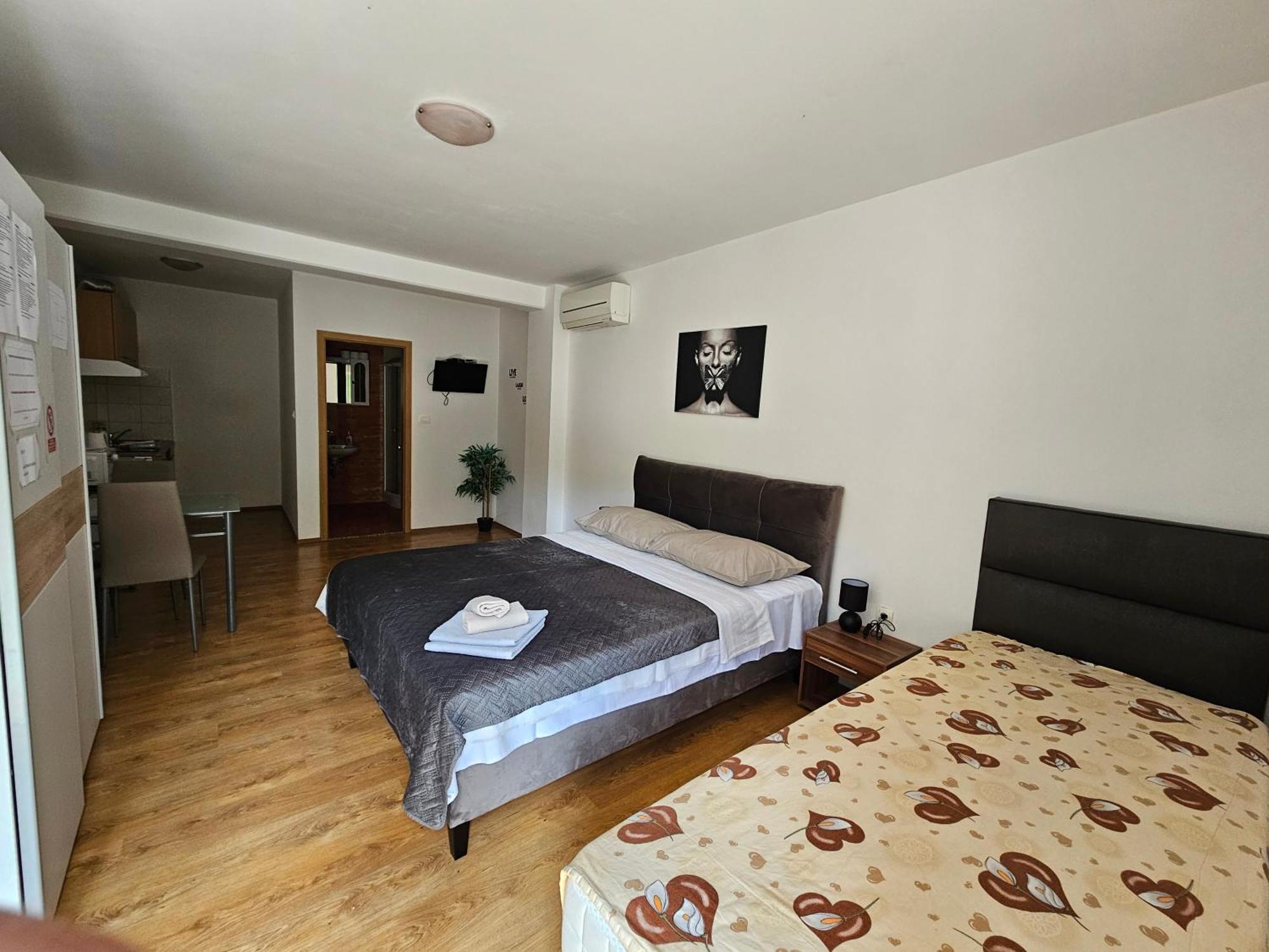 Apartmani Barbara เบรอเซส ภายนอก รูปภาพ