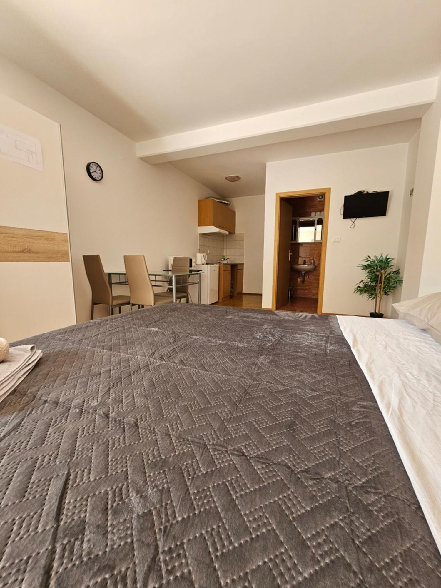 Apartmani Barbara เบรอเซส ภายนอก รูปภาพ